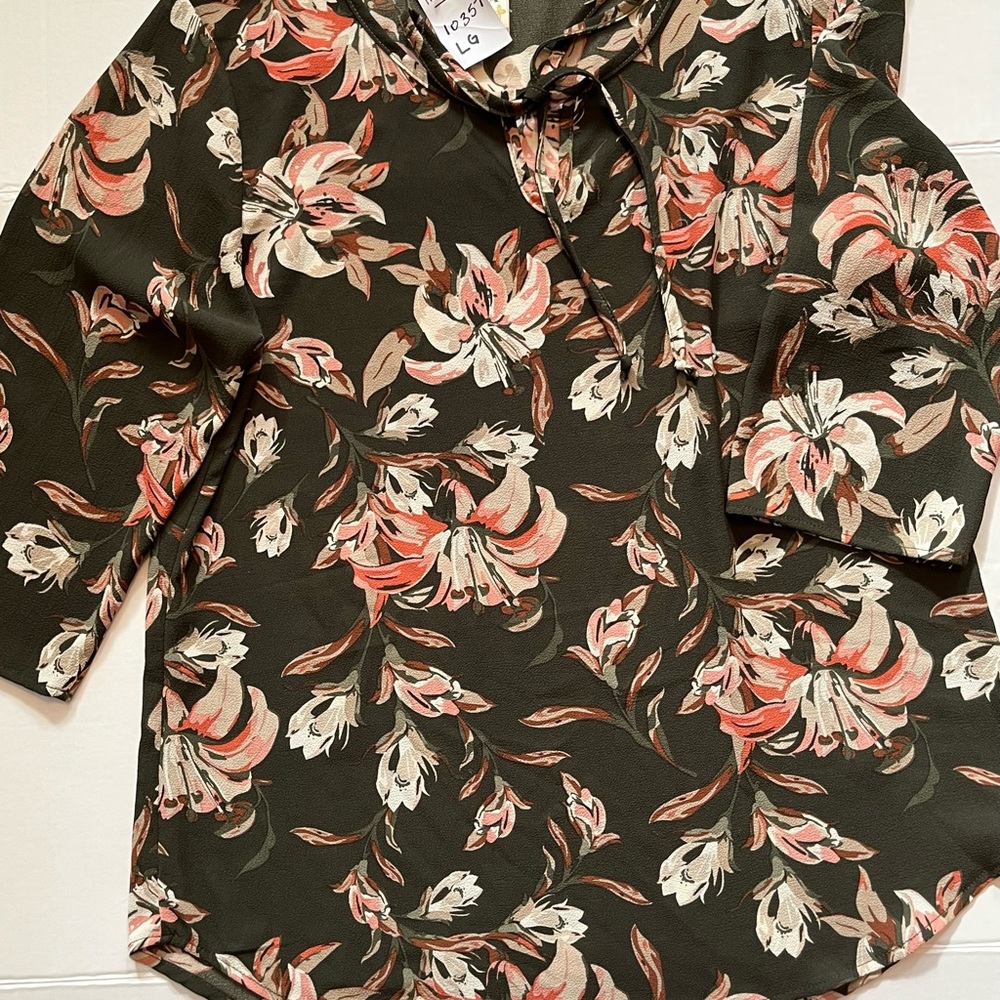 NWT Floral tie-neck too, Sz L